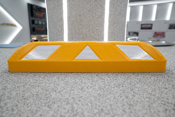يشتري Durable Rubber Parking Block for Asphalt & Concrete Surfaces تصنيع عبر الإنترنت